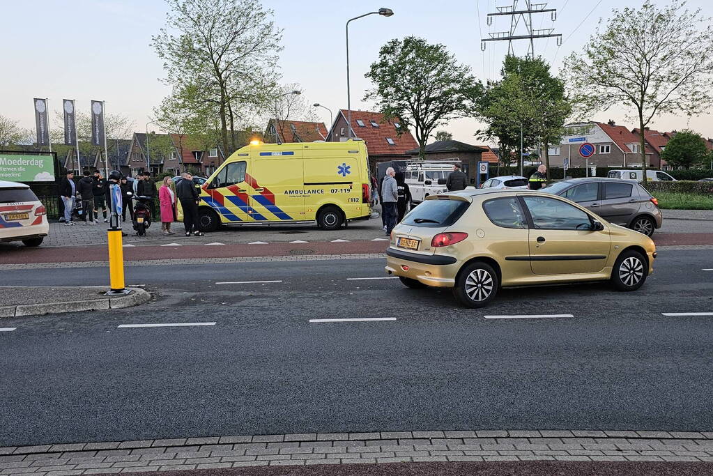 Scooterrijder en automobilist in botsing