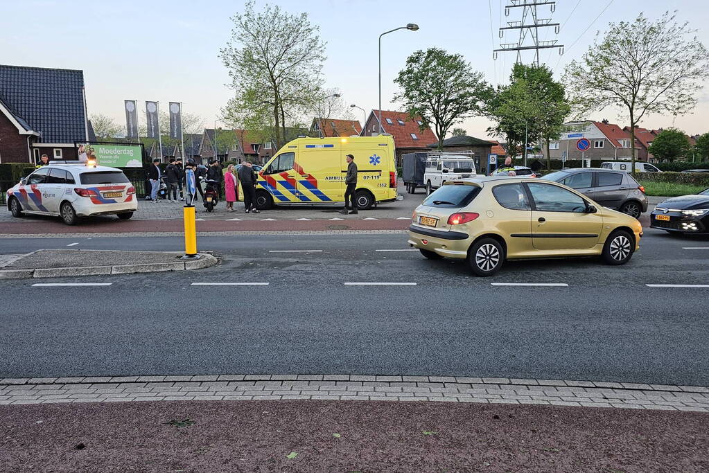 Scooterrijder en automobilist in botsing