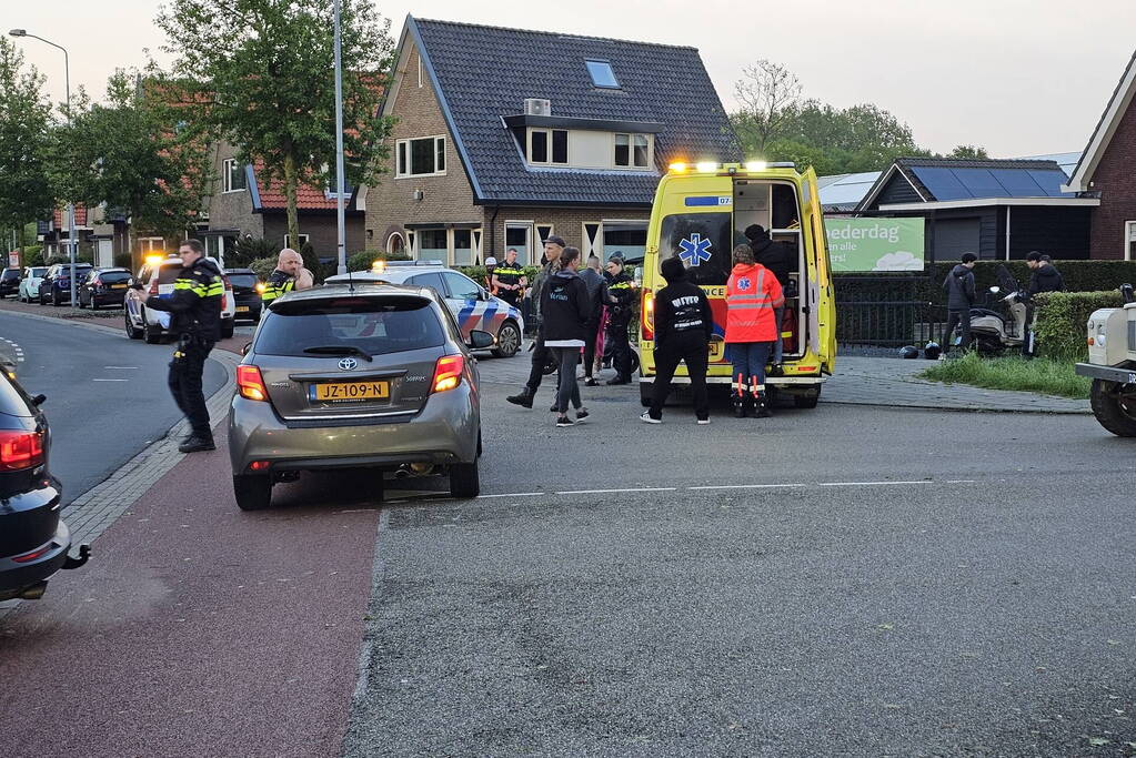 Scooterrijder en automobilist in botsing