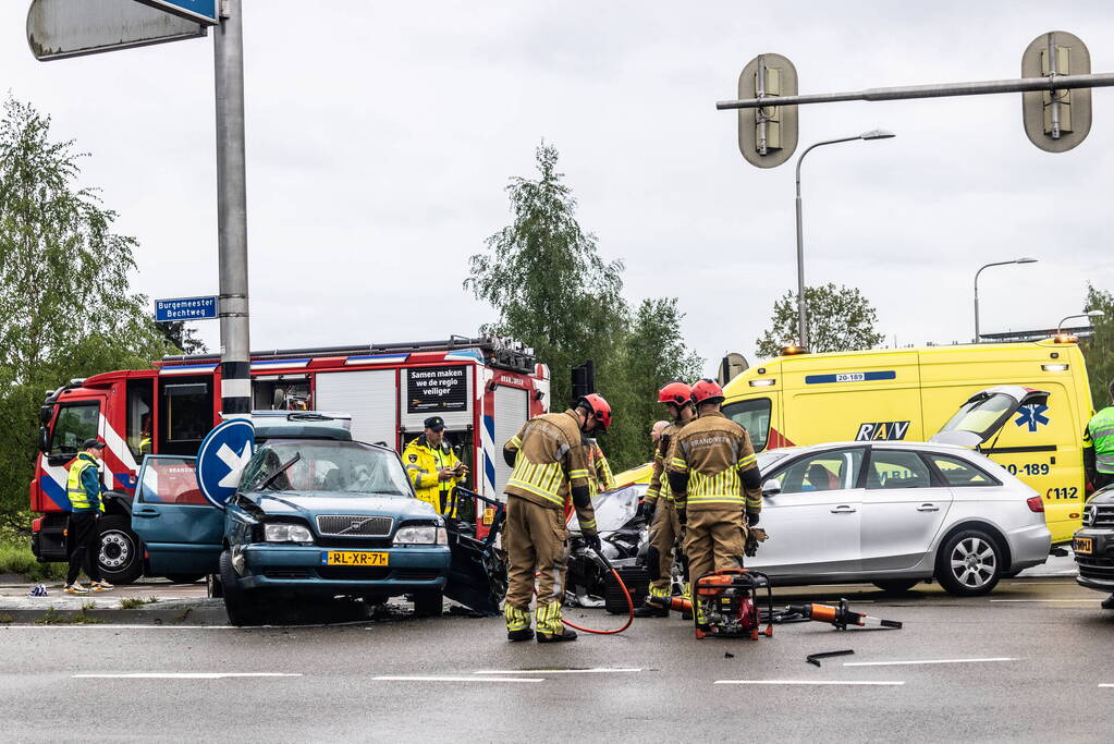 Persoon bekneld na ernstig ongeval op kruising