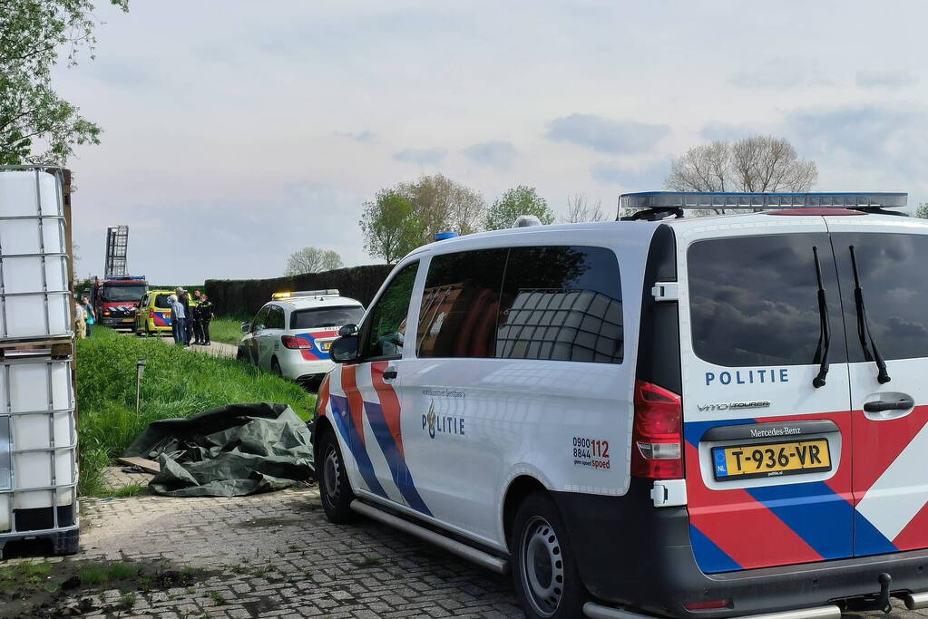 Scootmobielrijder wordt uit sloot gered