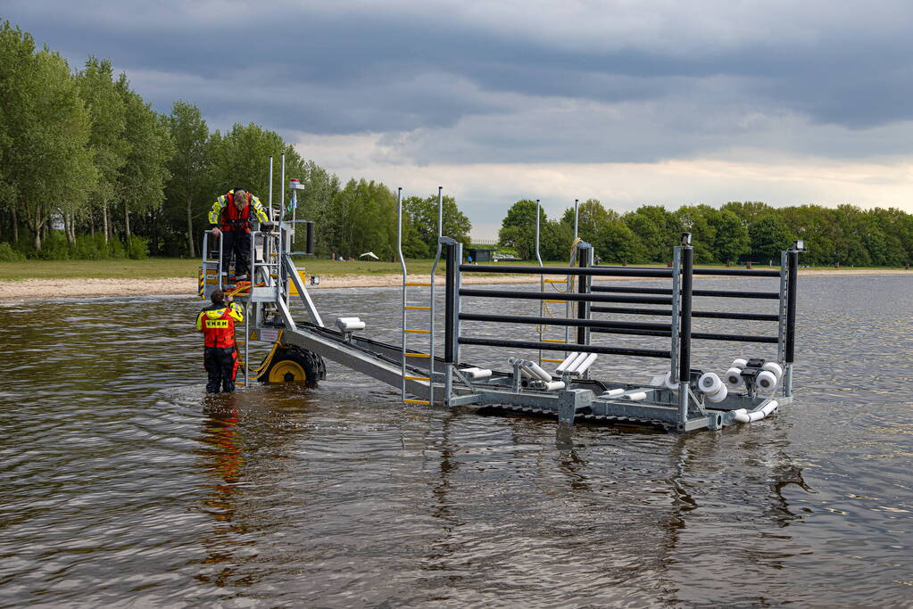 Bootwagen KNRM bijna kopje onder