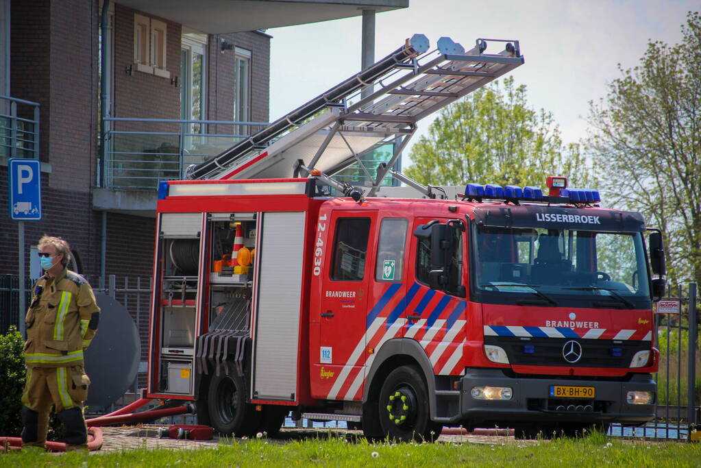 Ravage nadat bakwagen zich klemrijdt onder viaduct