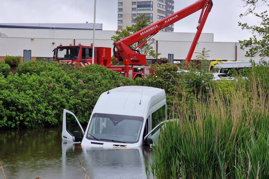 Rolstoelbus te water na aanrijding
