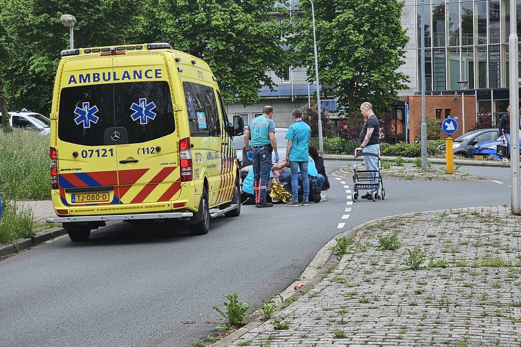 Automobilist rijdt vrouw in rolstoel aan
