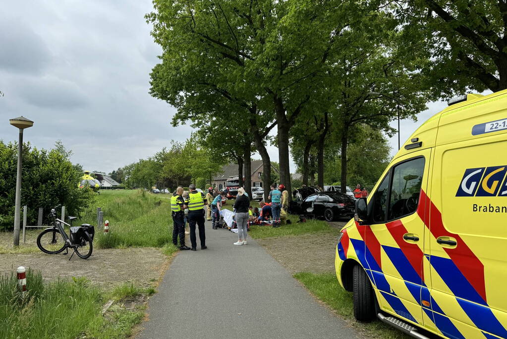 Automobilist raakt van de weg, knalt tegen boom
