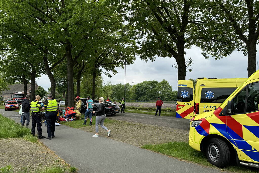 Automobilist raakt van de weg, knalt tegen boom