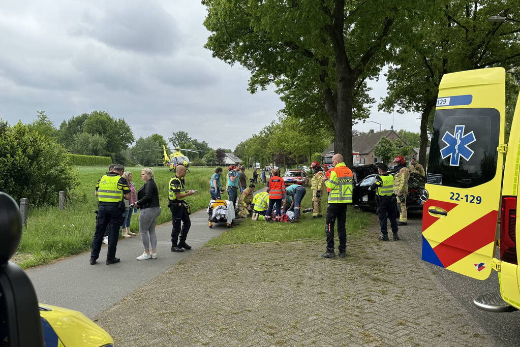 Automobilist raakt van de weg, knalt tegen boom