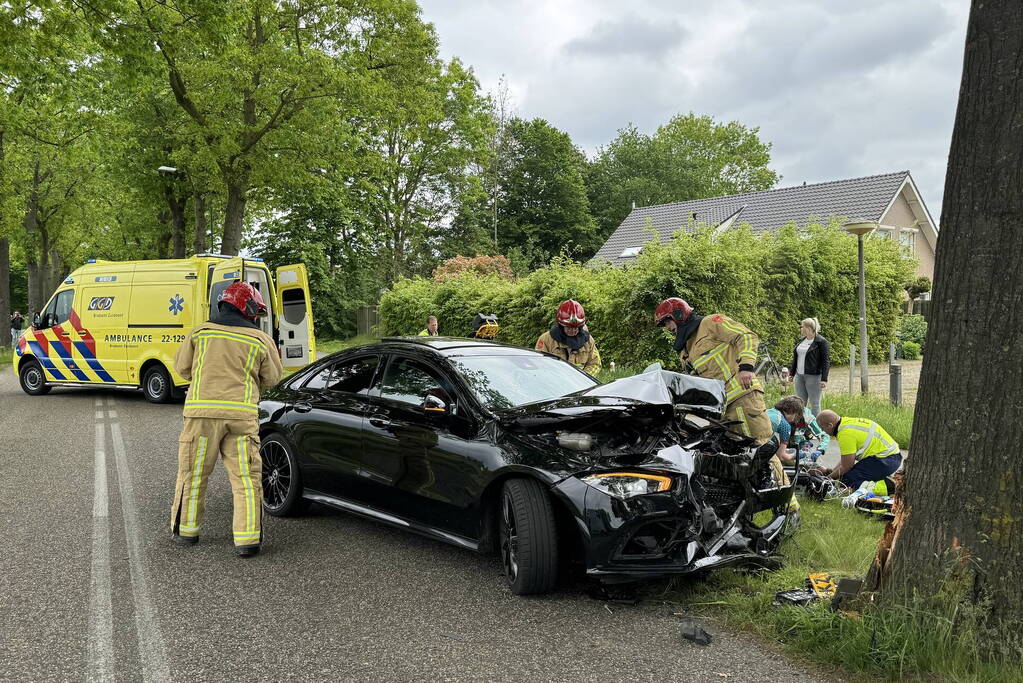 Automobilist raakt van de weg, knalt tegen boom