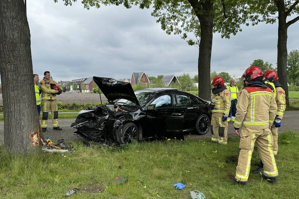 Automobilist raakt van de weg, knalt tegen boom