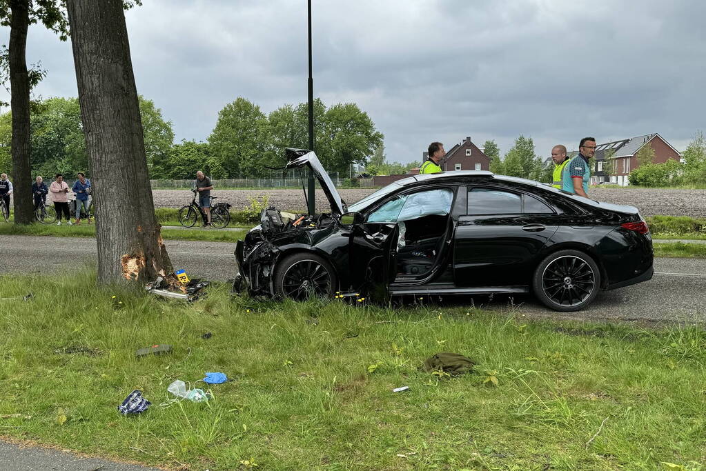 Automobilist raakt van de weg, knalt tegen boom