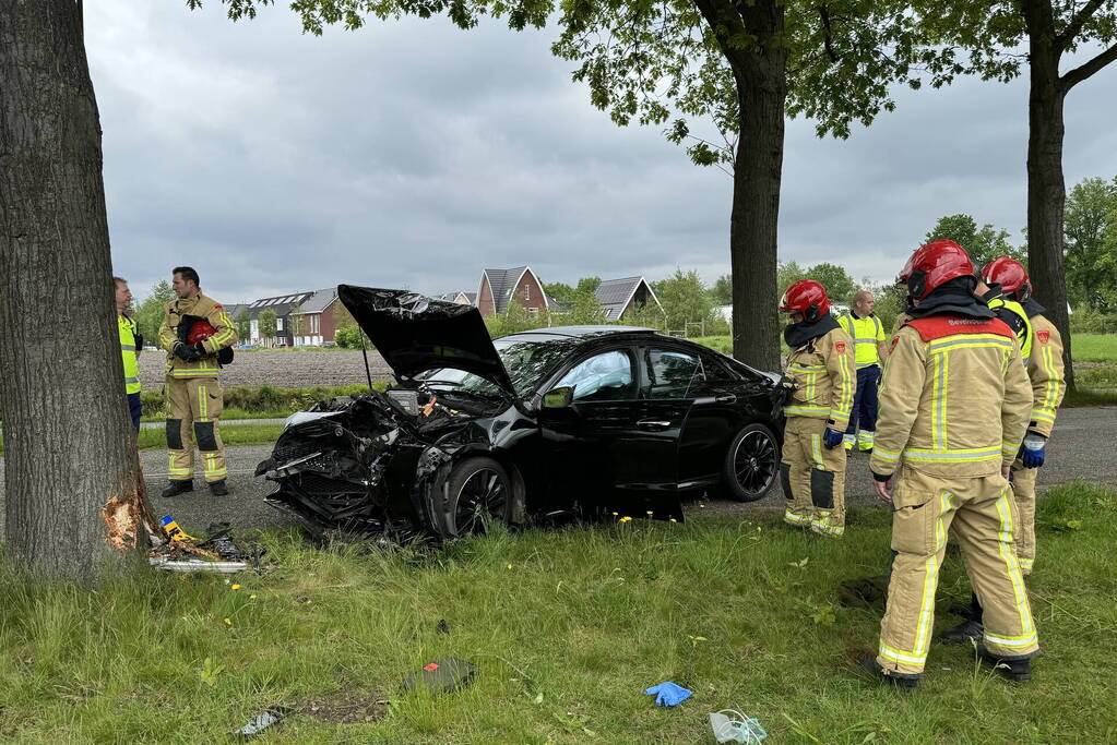 Automobilist raakt van de weg, knalt tegen boom