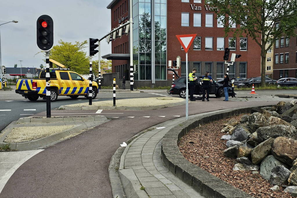 Flinke schade nadat automobilist tegen verkeerspaal rijdt