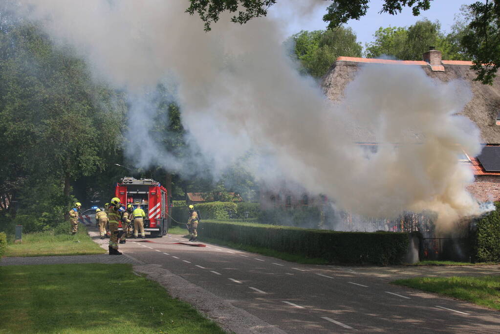Flinke rook ontwikkeling bij brand in heg