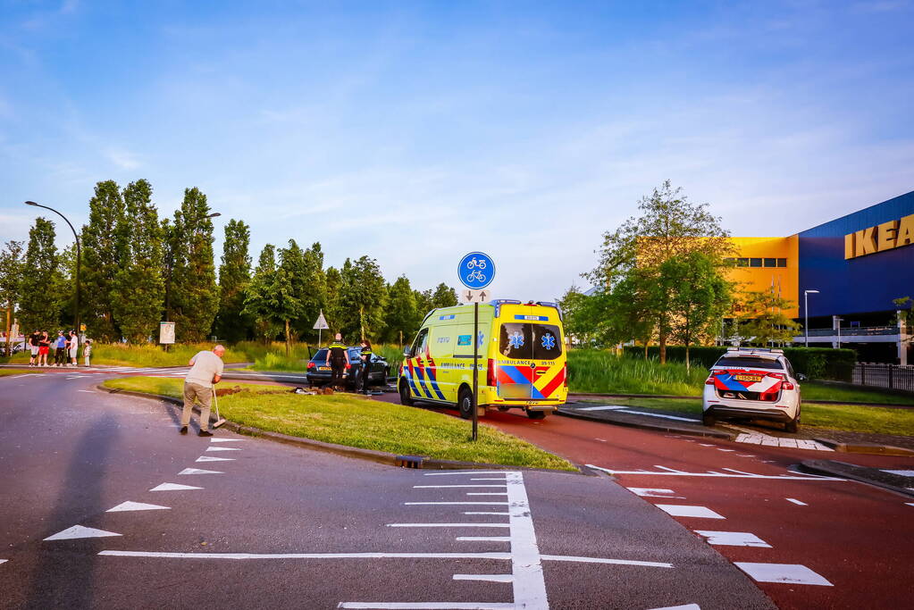 Automobilist vliegt over de rotonde botst op lantaarnpaal