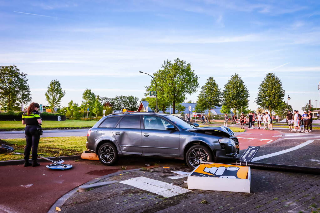Automobilist vliegt over de rotonde botst op lantaarnpaal