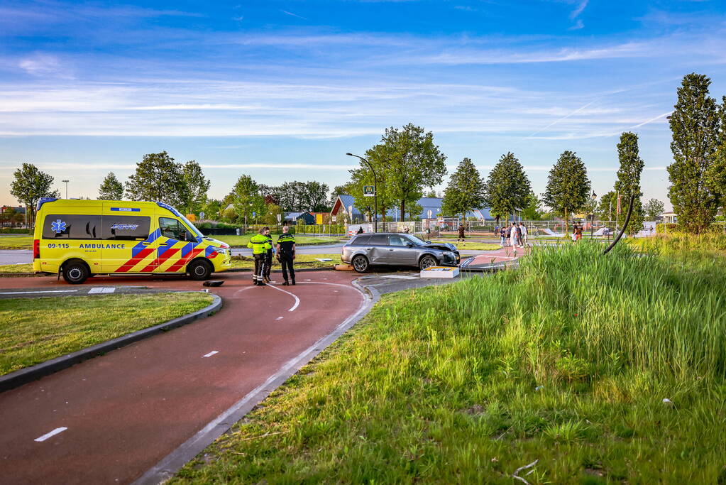 Automobilist vliegt over de rotonde botst op lantaarnpaal