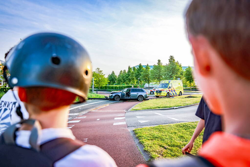 Automobilist vliegt over de rotonde botst op lantaarnpaal