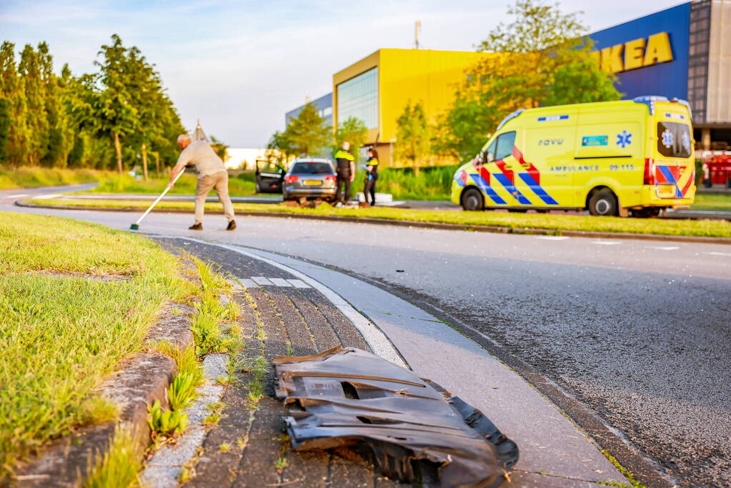 Automobilist vliegt over de rotonde botst op lantaarnpaal