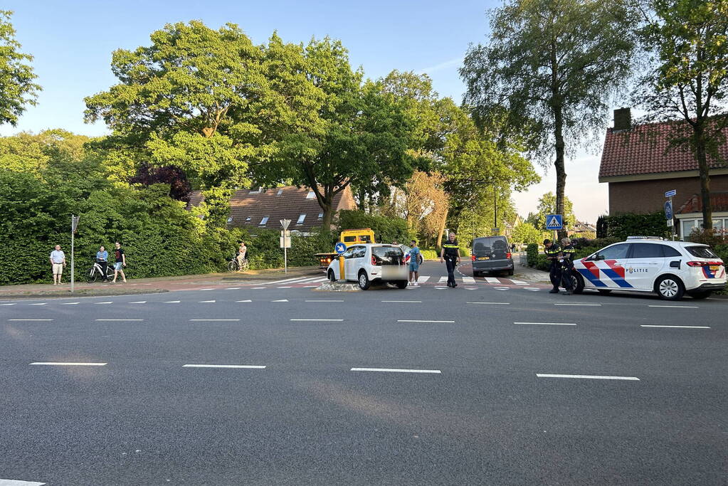 Auto vast op vluchtheuvel