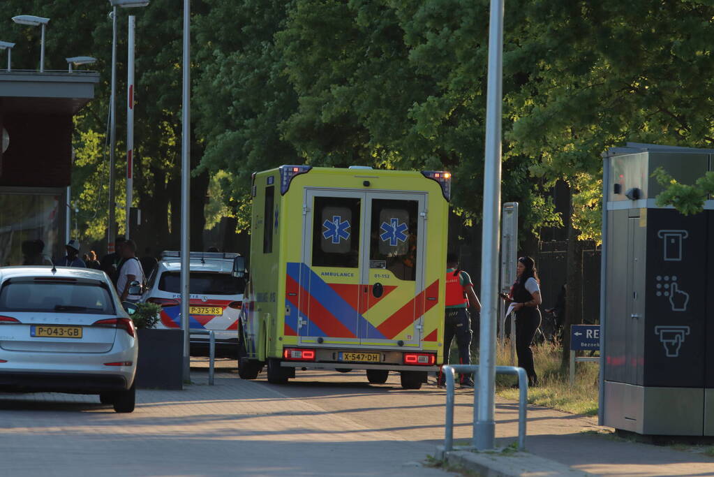 Politie onderzoekt mogelijk steekincident in AZC