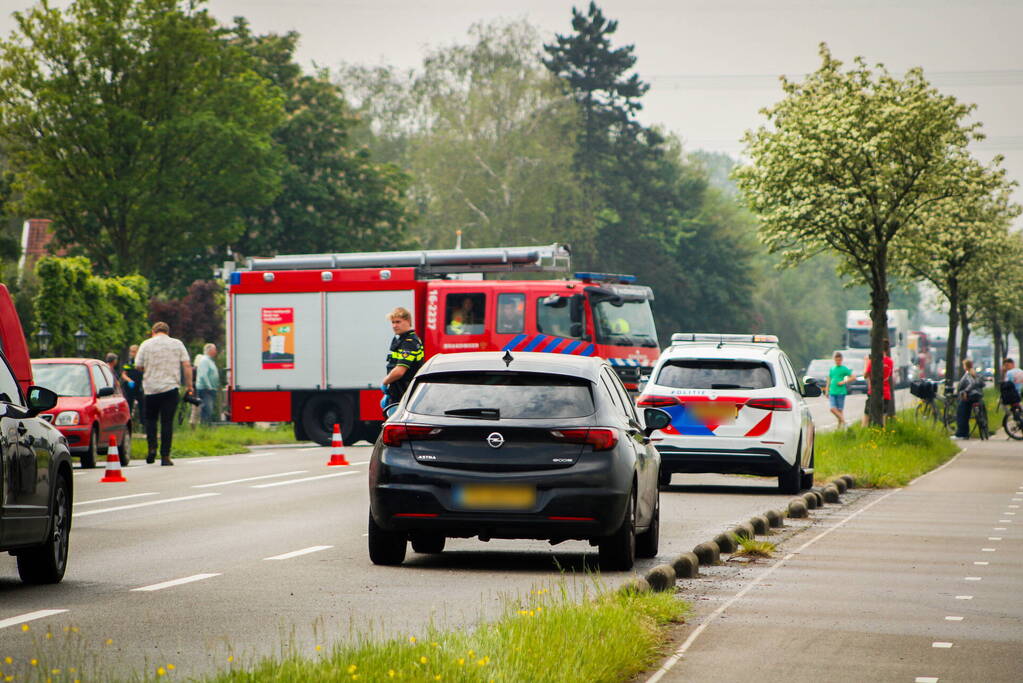 Omstanders helpen personen uit auto die te water raakte