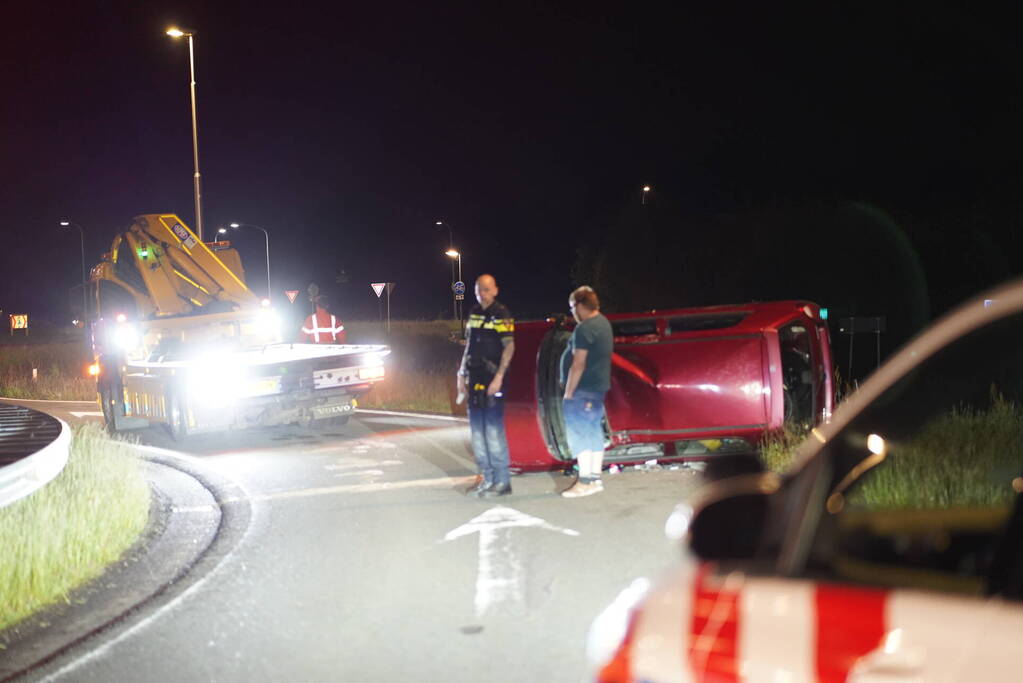 Automobilist belandt op zijkant