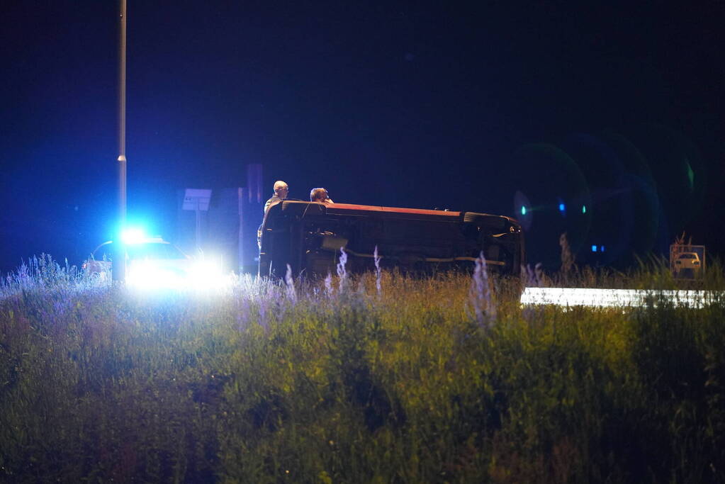 Automobilist belandt op zijkant