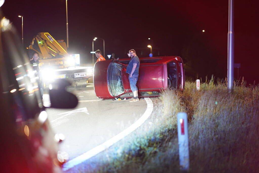 Automobilist belandt op zijkant