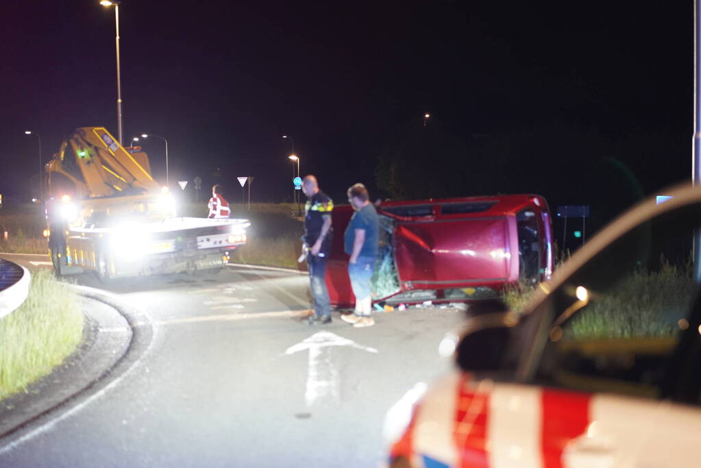 Automobilist belandt op zijkant