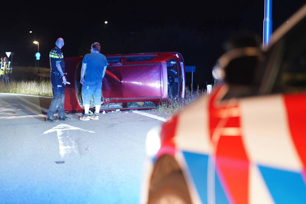 Automobilist belandt op zijkant