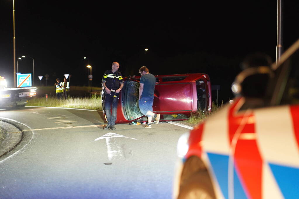 Automobilist belandt op zijkant