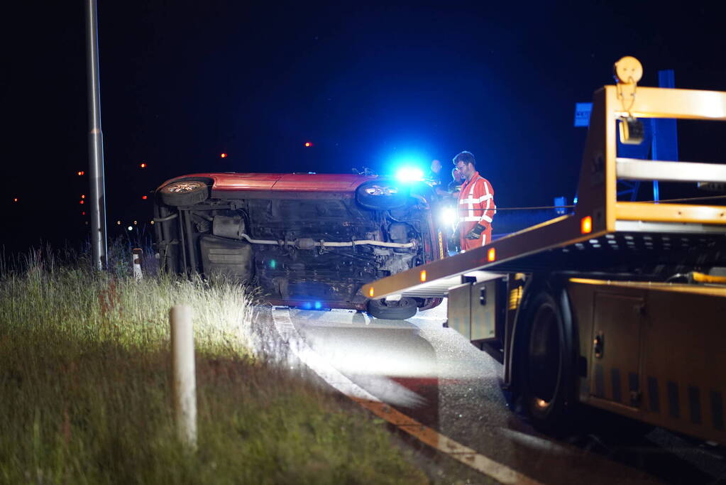Automobilist belandt op zijkant