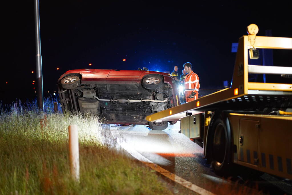 Automobilist belandt op zijkant
