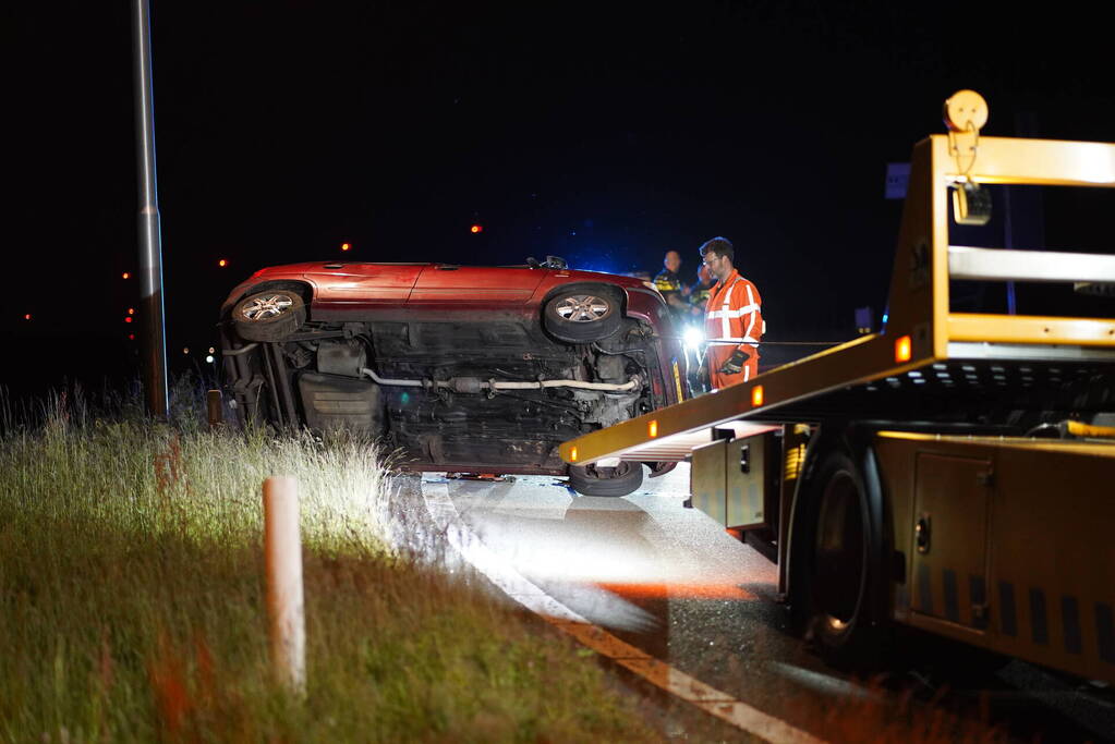 Automobilist belandt op zijkant
