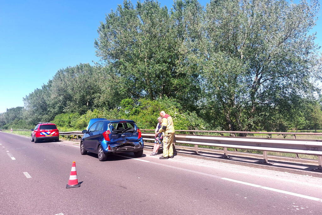Personenauto en bestelbus klappen op elkaar