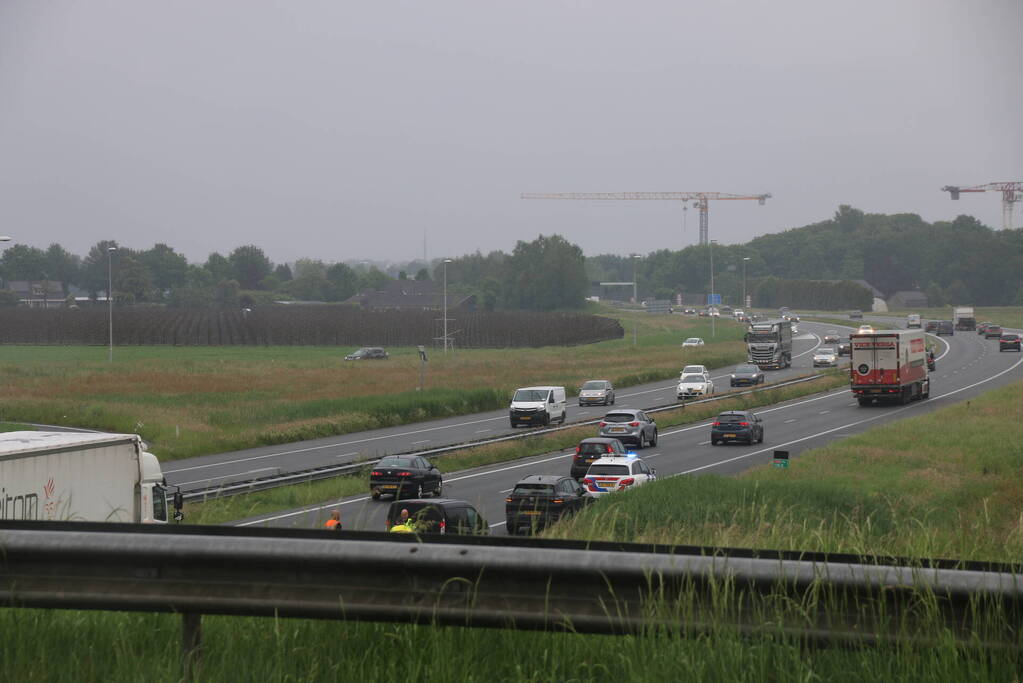 Bestuurder nagekeken door ambulancepersoneel na mogelijk ongeval