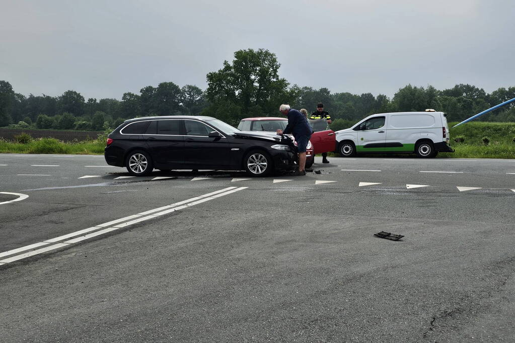 Twee voertuigen botsen op net geopende weg