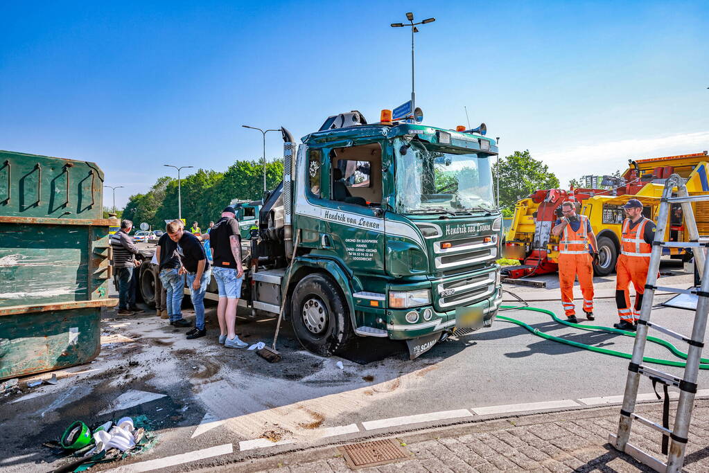 Vrachtwagen kantelt op rotonde