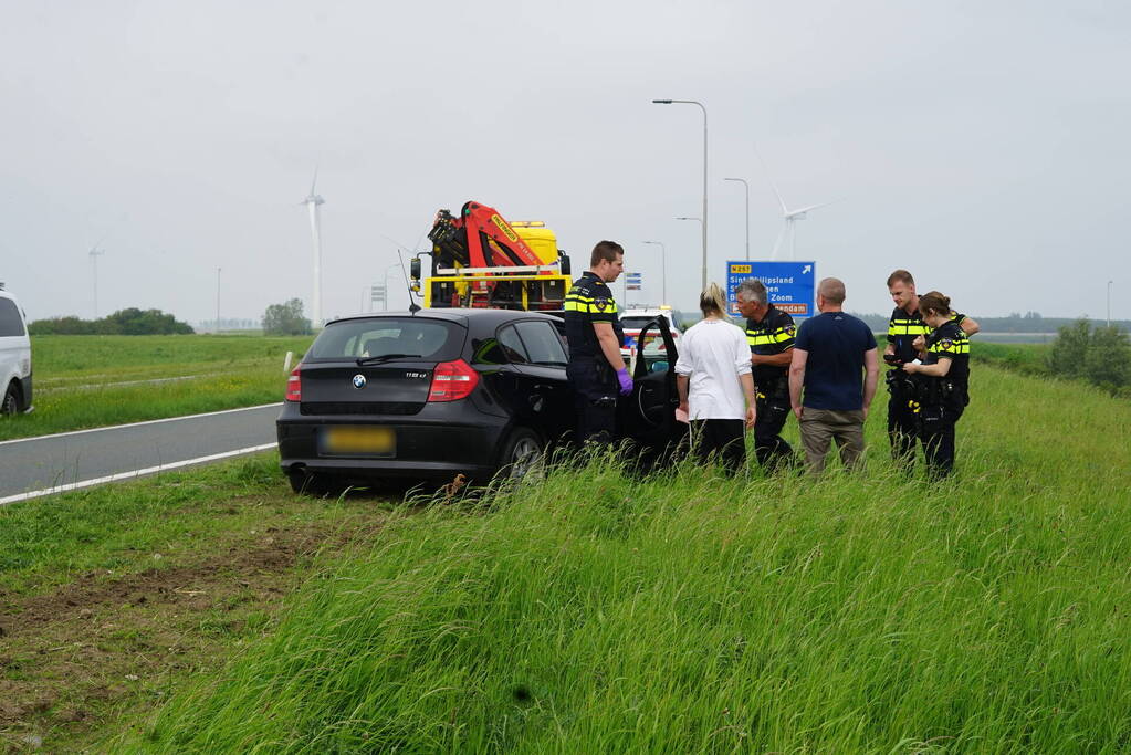 Auto raakt van weg, dronken inzittenden gaan gevecht aan met politie