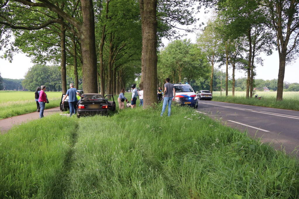 Automobilist raakt gewond bij botsing tegen boom