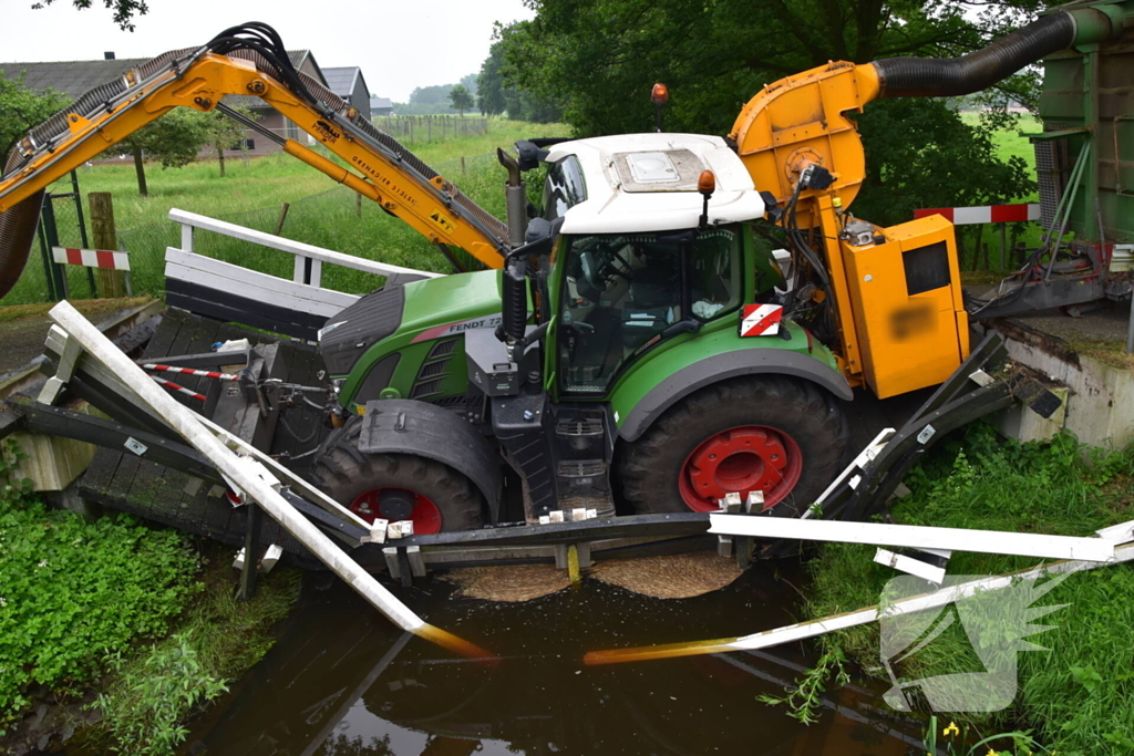 Berm maaier zakt door brug
