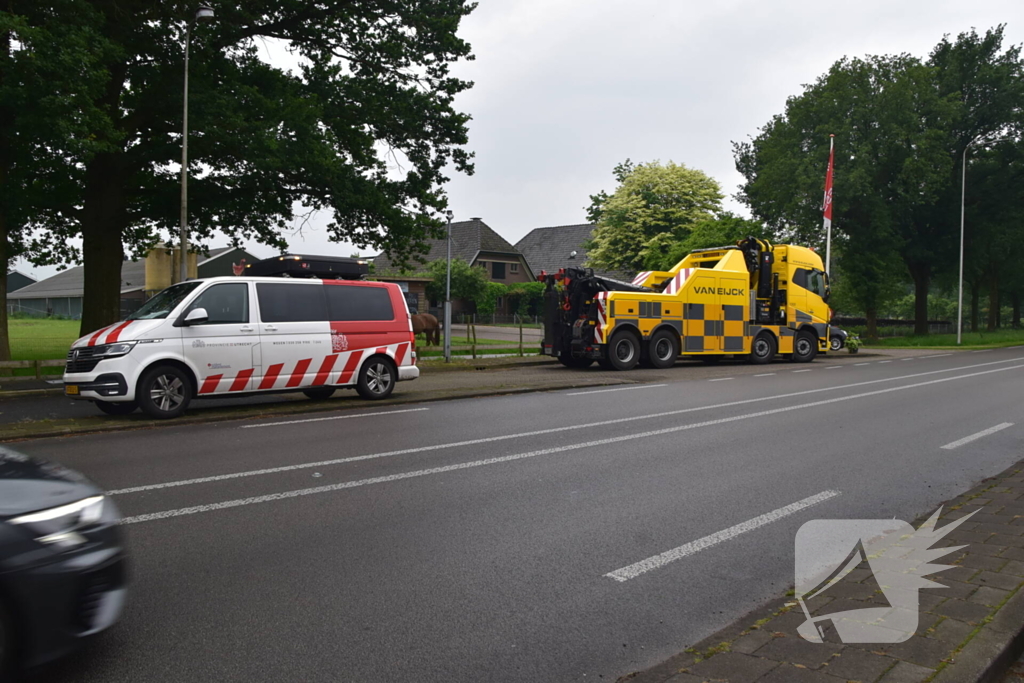 Berm maaier zakt door brug