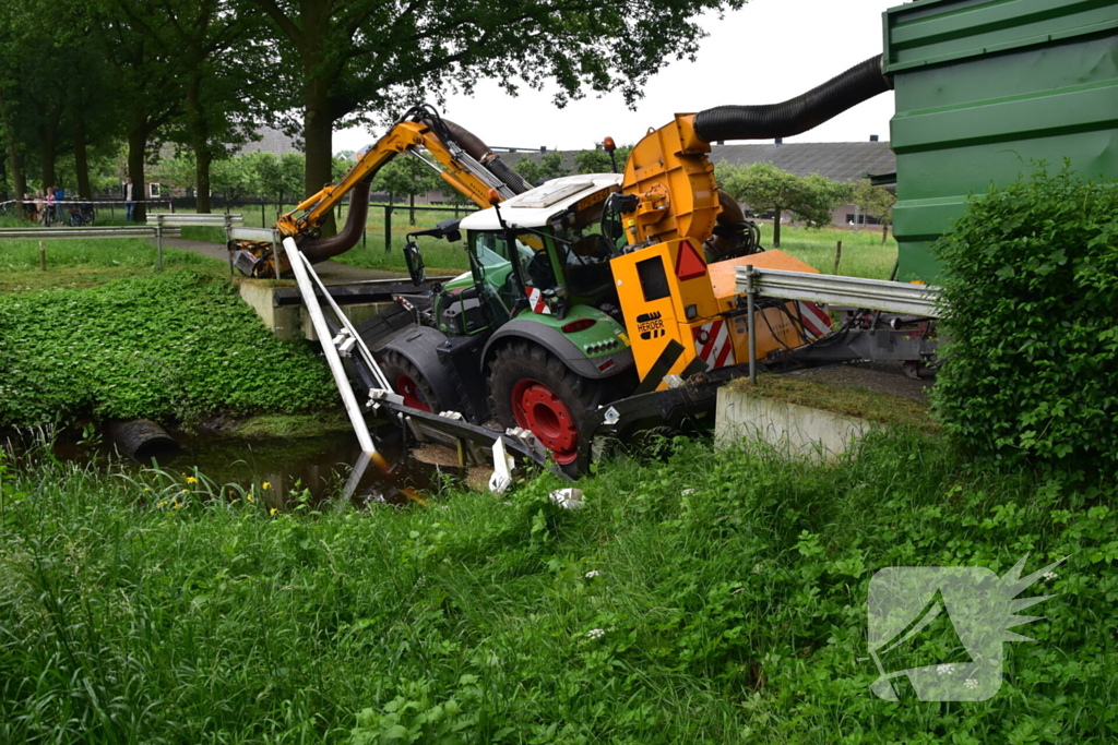 Berm maaier zakt door brug
