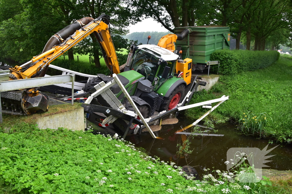 Berm maaier zakt door brug