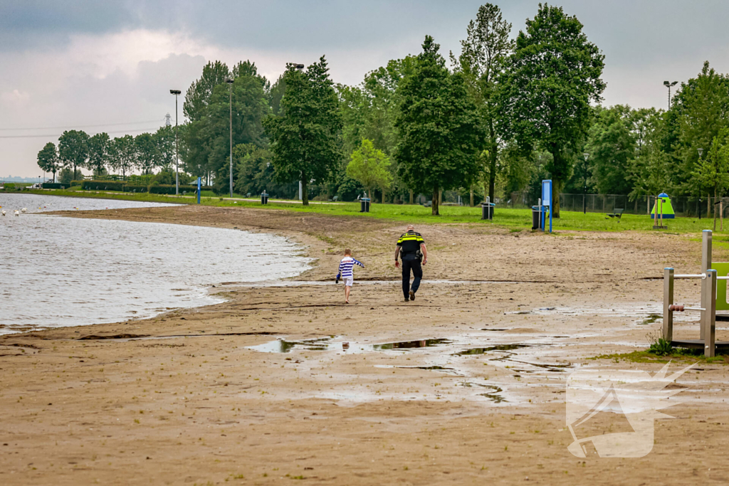 Vermiste kinderen teruggevonden op het strand