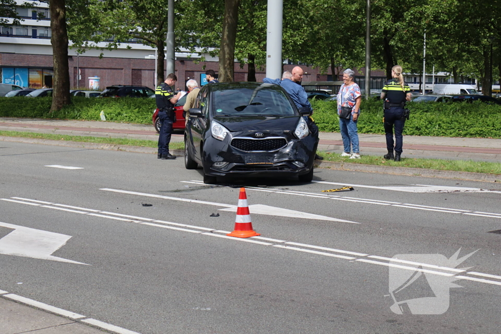 Frontale botsing nadat auto's elkaar raken