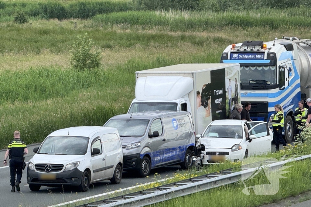 Veel schade en vertraging na ongeval met meerdere voertuigen