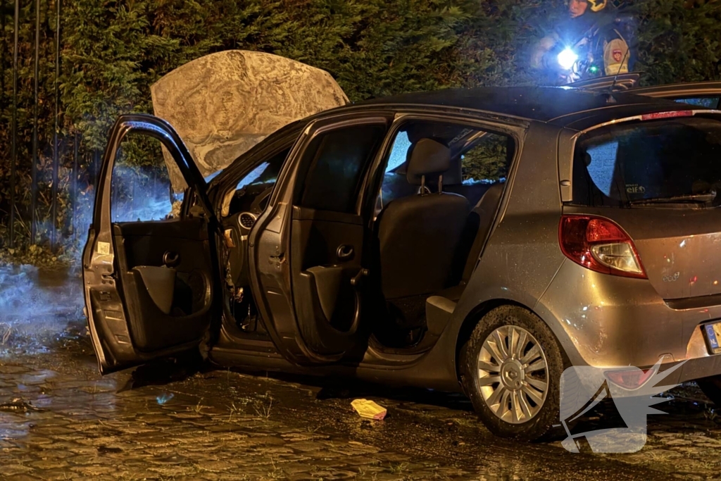 Brandweer blust brandende personenauto