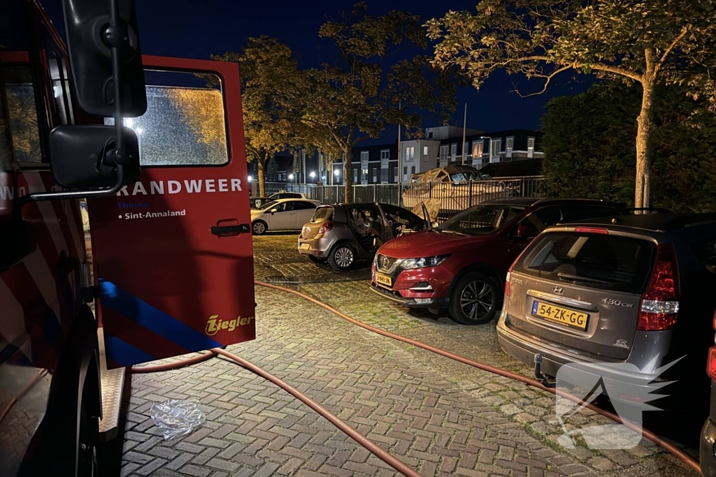 Brandweer blust brandende personenauto